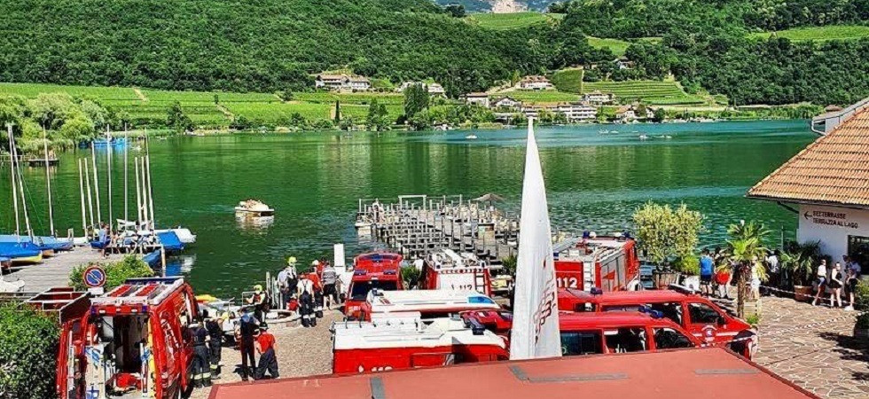 Si tuffa in acqua dal pedalò ma non riemerge: paura per un giovane